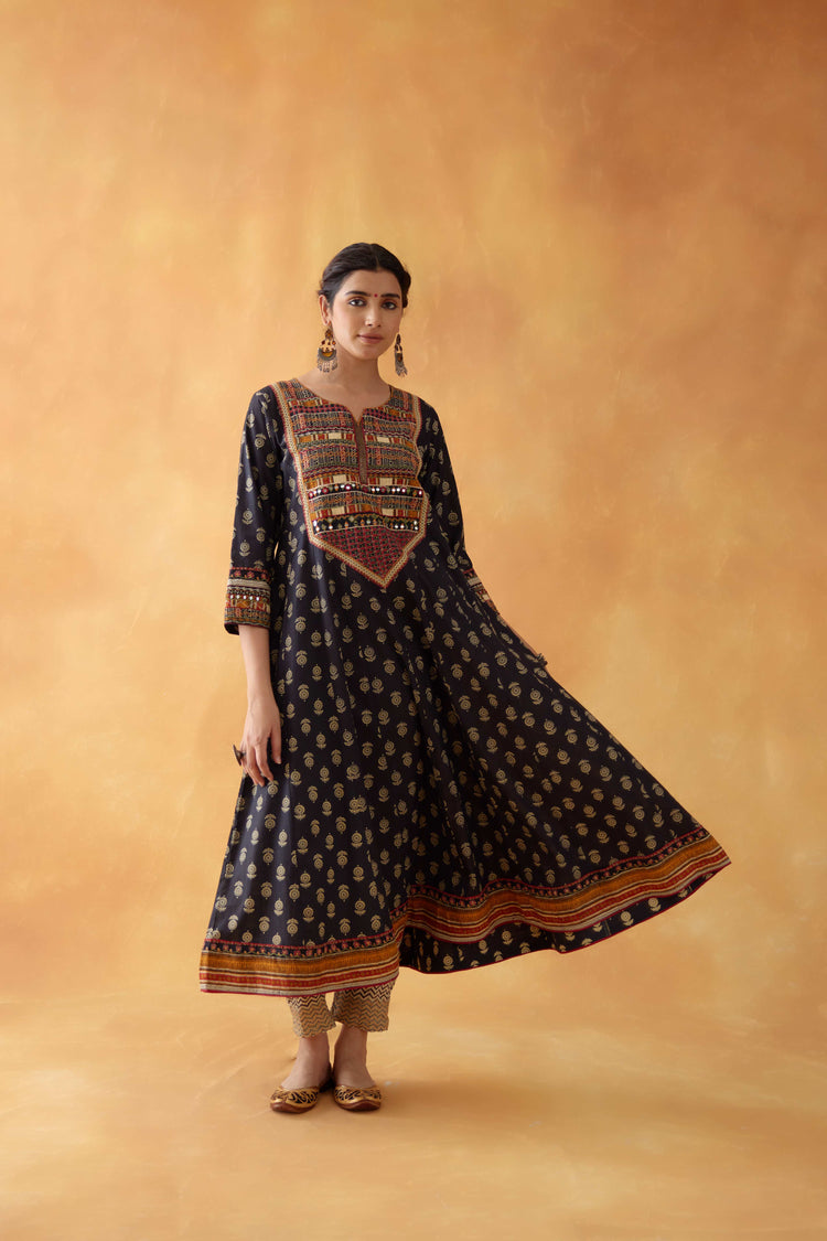 Navya Kurta Black (8828338045227)
