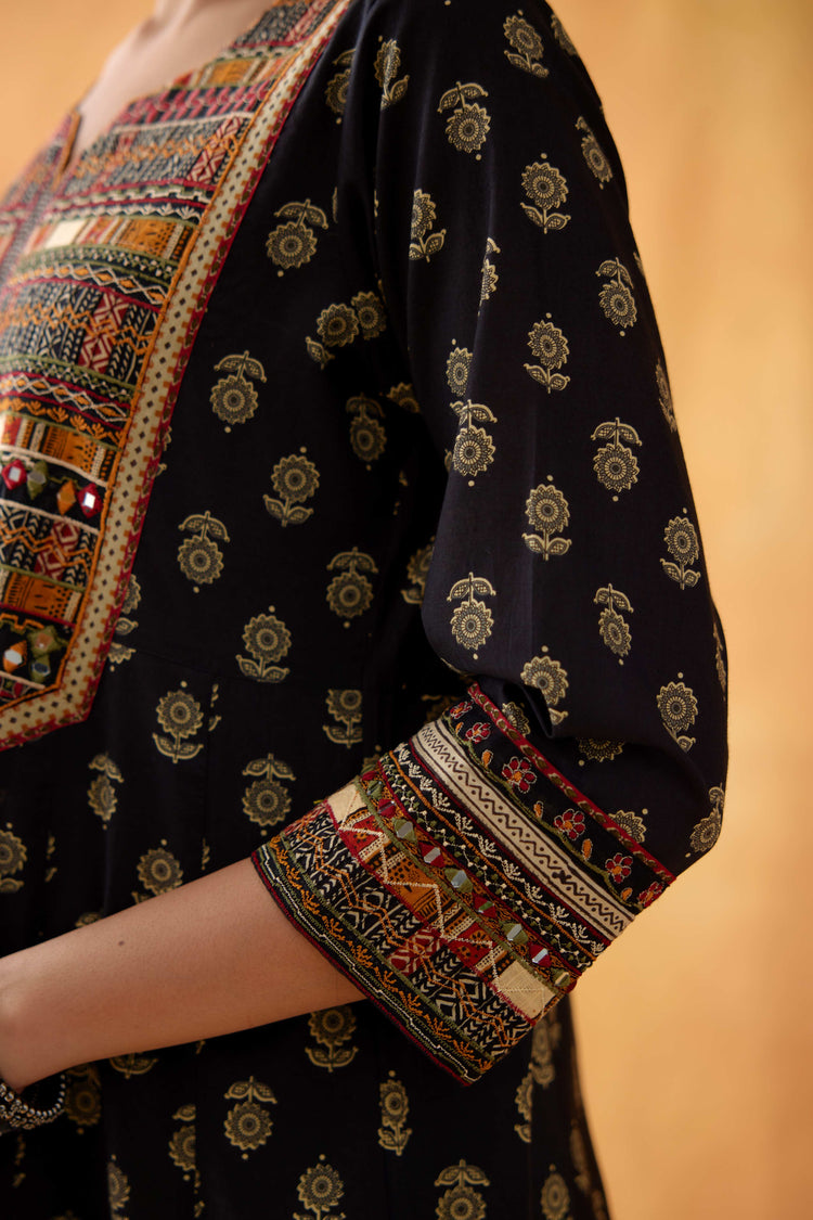 Navya Kurta Black (8828338045227)