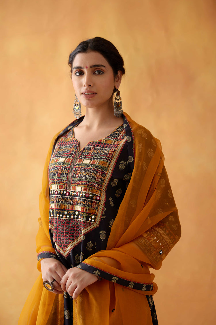 Navya Kurta Black (8828338045227)