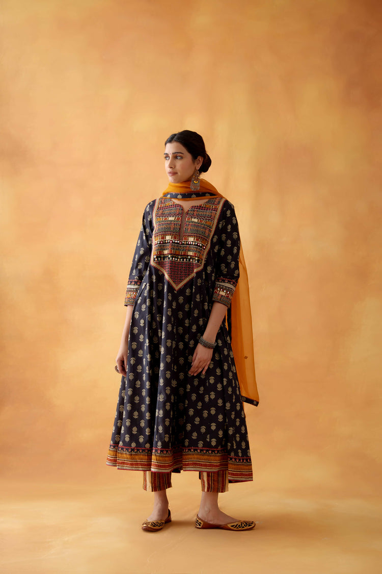 Navya Kurta Black (8828338045227)